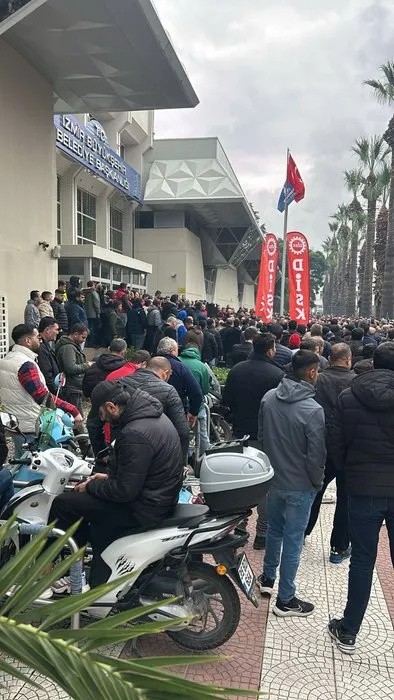 İzmir'de maaş krizi büyüyor! Otobüs şoförleri iş bıraktı